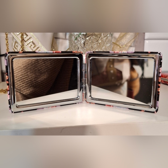 Luxury Inspired Double Mirror Compact With Magnification New - Picture 3 of 3